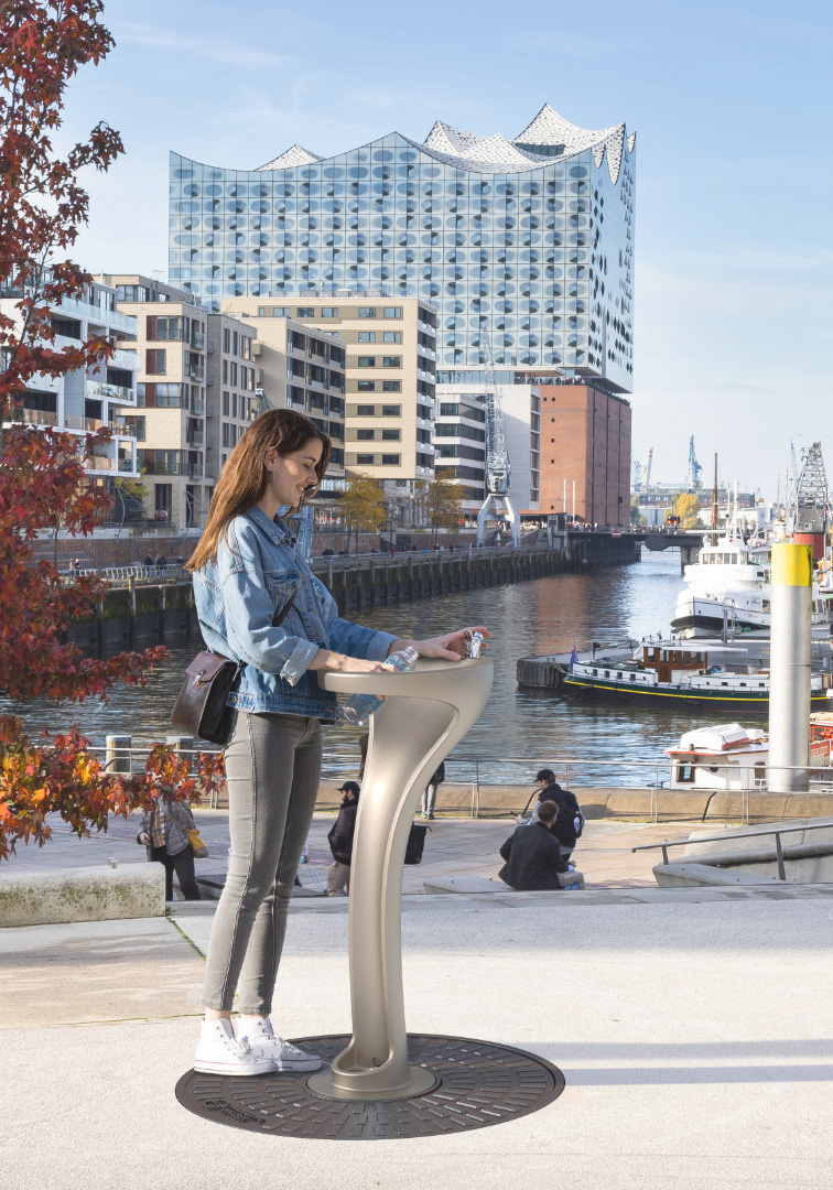 IONDESIGN Trinkwasserbrunnen Fotomontage Hafen Flasche füllen
