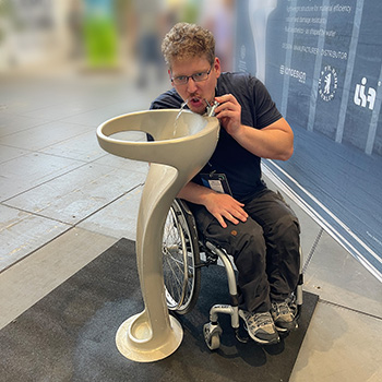 IONDESIGN Trinkwasserbrunnen Rollstuhlfahrer